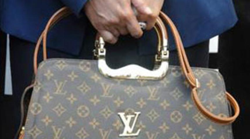 Aysel Tuğluk'un dikkat çeken çantası