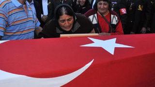 Kürtçe ağıtlarla uğurlandı