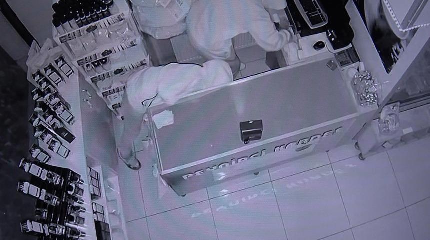 Hırsızlara harçlık bıraktı, aldıkları için teşekkür etti! "Sağolsunlar güzel hırsızlar" dedi, ricasını böyle iletti