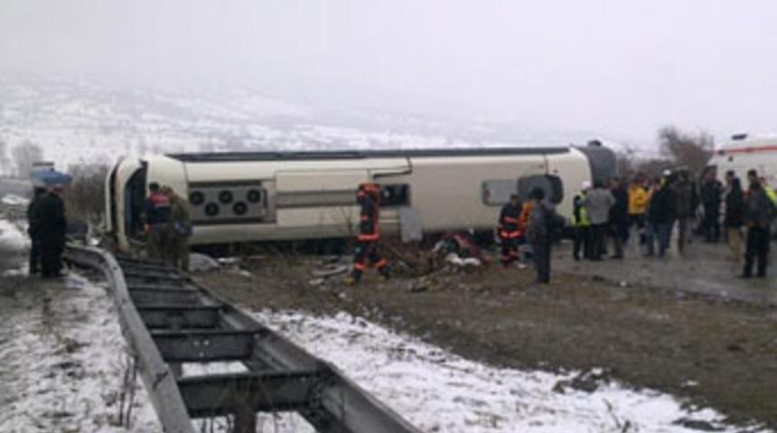 Karab&uuml;k'te yolcu otob&uuml;s&uuml; devrildi
