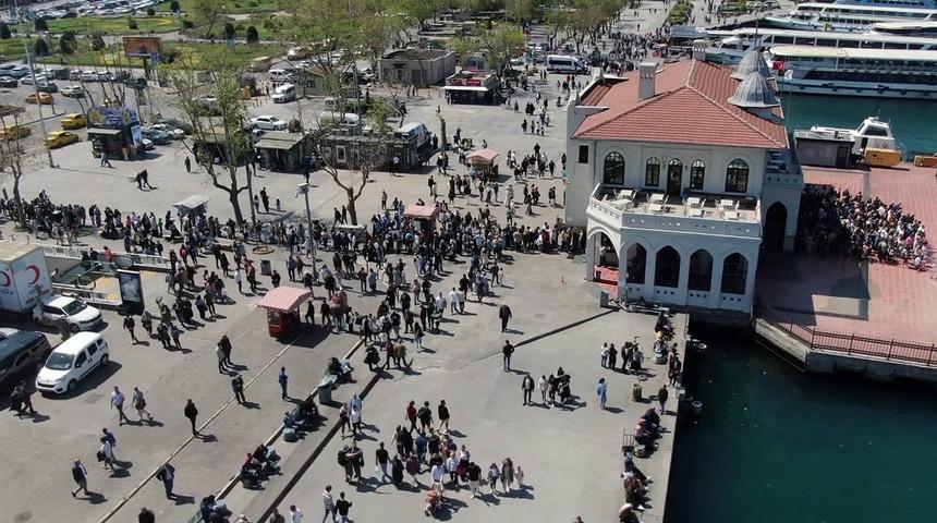 'İstanbul'un ilk defa bayramda bu kadar yoğun olduğunu gördük' Trafik yoğunluğu yüzde 70'i aştı! Adalar İskelesi ve turistik mekanlara akın ettiler