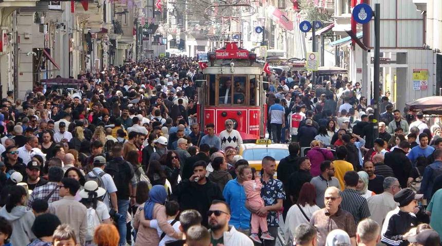 Taksim'de bayram yoğunluğu! 'Çok kalabalık' Adeta insan seli oluştu