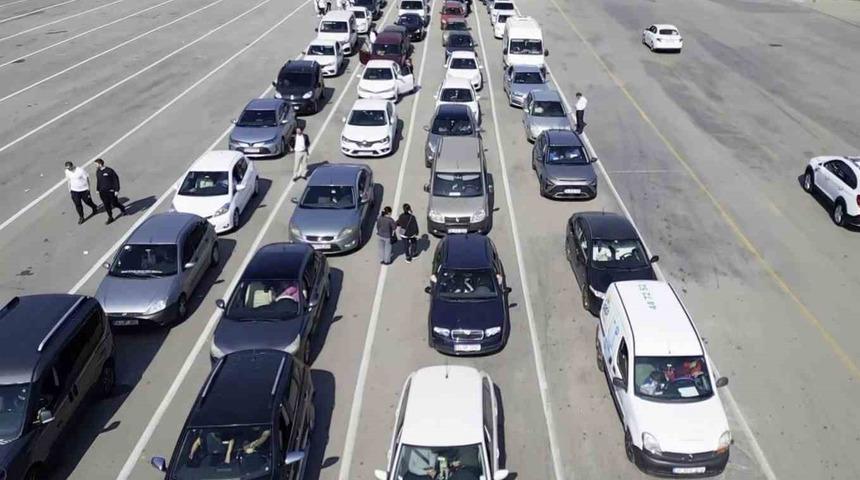 Kilometrelerce kuyruk oluştu! Sürücüler kontak kapatmak zorunda kaldı