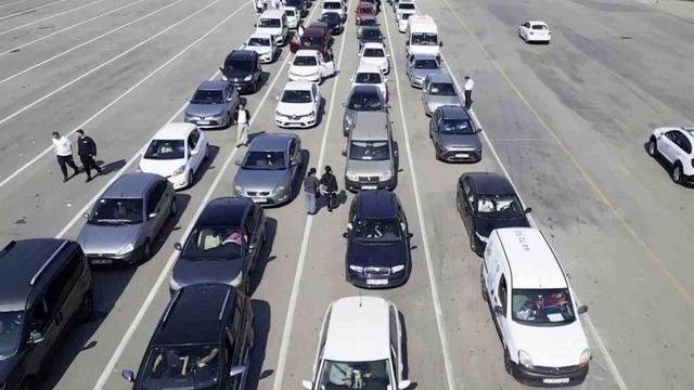 Kilometrelerce kuyruk oluştu! Sürücüler kontak kapatmak zorunda kaldı