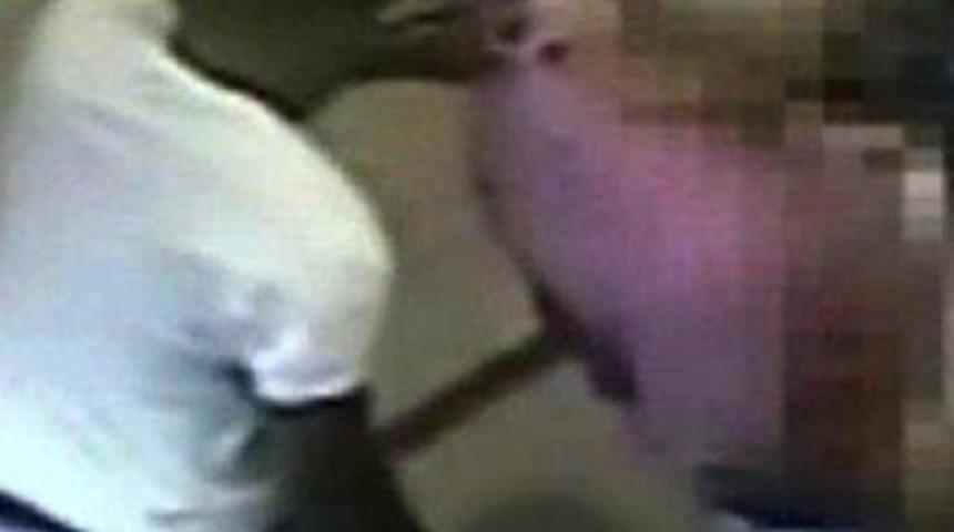 Arkasından yaklaşıp b&ouml;yle bı&ccedil;akladı