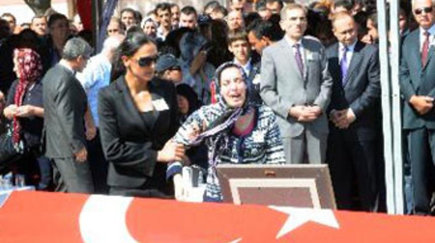 Şehit polisin cenazesinde g&ouml;zyaşları sel oldu