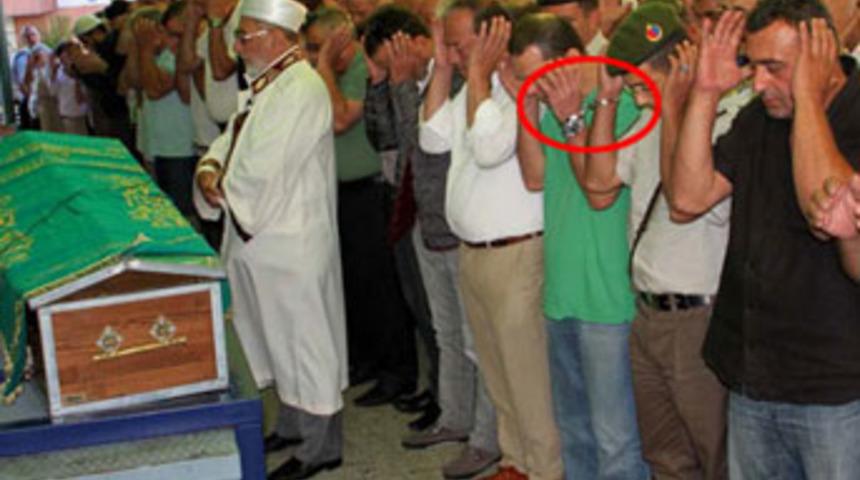 Babasının cenaze namazını kelep&ccedil;eyle kıldı