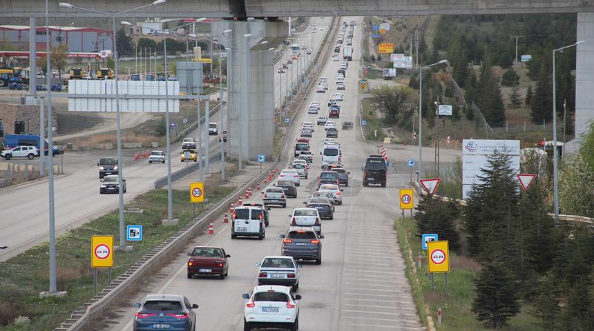 Tatilciler dönüş yoluna geçti! "Kilit kavşak" Kırıkkale'de araç yoğunluğu