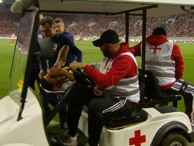 Fenerbahçe'de şok! Jayden Oosterwolde, sedye yardımıyla oyundan çıktı