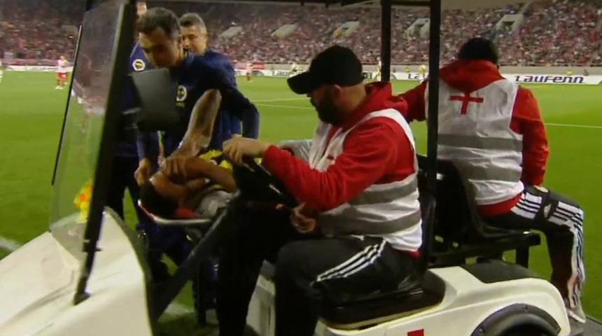 Fenerbahçe'de şok! Jayden Oosterwolde, sedye yardımıyla oyundan çıktı