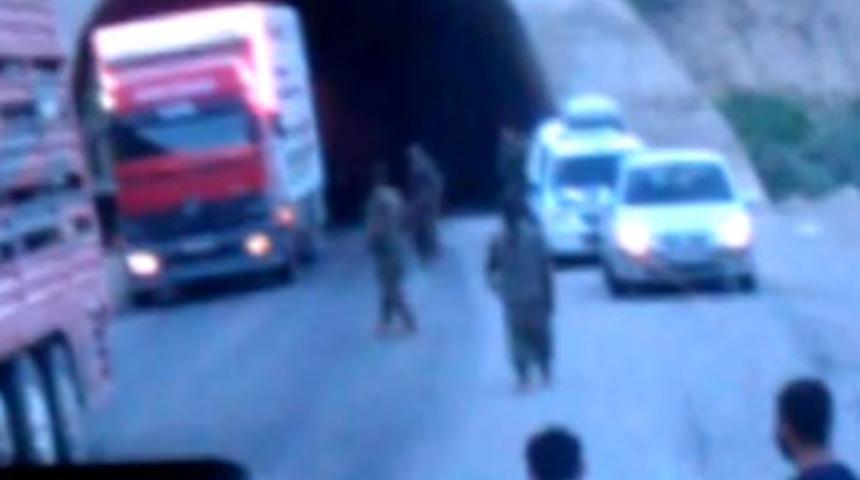 PKK yol kesip ara&ccedil; yaktı