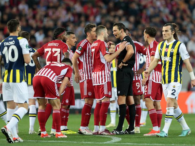 Yunanlar galibiyeti bile unuttu, tüm ülke Edin Dzeko'yu konuşuyor... Sinir küpü oldular! 'Bu bir meydan okuma'