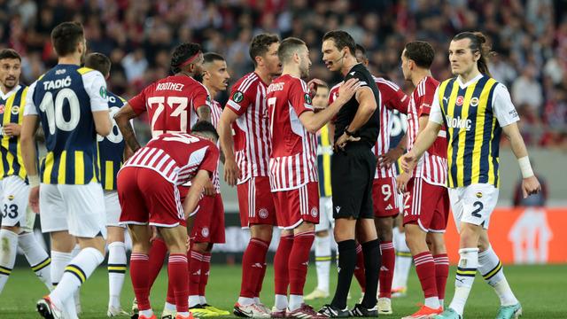 Yunanlar galibiyeti bile unuttu, tüm ülke Edin Dzeko'yu konuşuyor... Sinir küpü oldular! 'Bu bir meydan okuma'