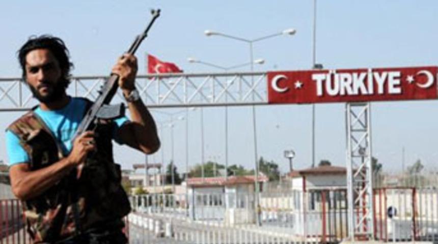 Muhalifler bir sınır kapısını daha aldı