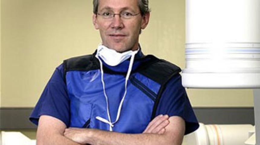 &Uuml;nl&uuml; &ccedil;ocuk cerrahı sapık &ccedil;ıktı!