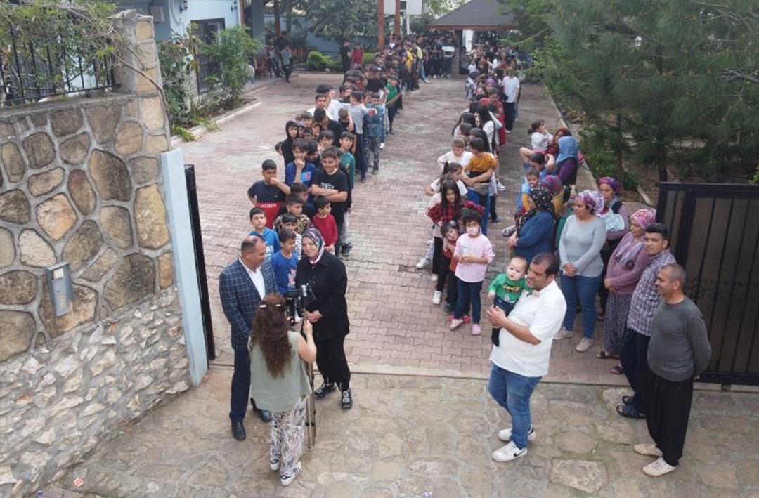 Bayram har&ccedil;lığı kuyruğu! Duyan evinin &ouml;n&uuml;ne geldi... Yaklaşık 400 &ccedil;ocuk! 