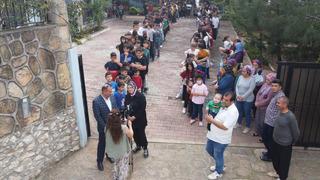 Bayram harçlığı kuyruğu! Duyan evinin önüne geldi... Yaklaşık 400 çocuk! 