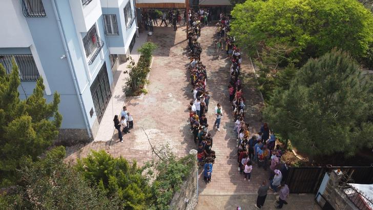 Bayram harçlığı kuyruğu! Duyan evinin önüne geldi... Yaklaşık 400 çocuk!  G2