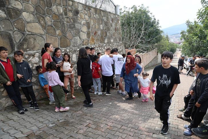 Bayram harçlığı kuyruğu! Duyan evinin önüne geldi... Yaklaşık 400 çocuk!  G3