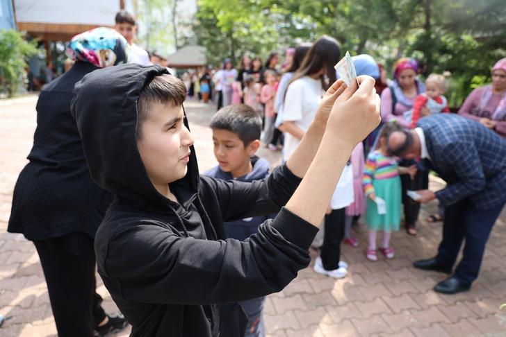 Bayram harçlığı kuyruğu! Duyan evinin önüne geldi... Yaklaşık 400 çocuk!  G4