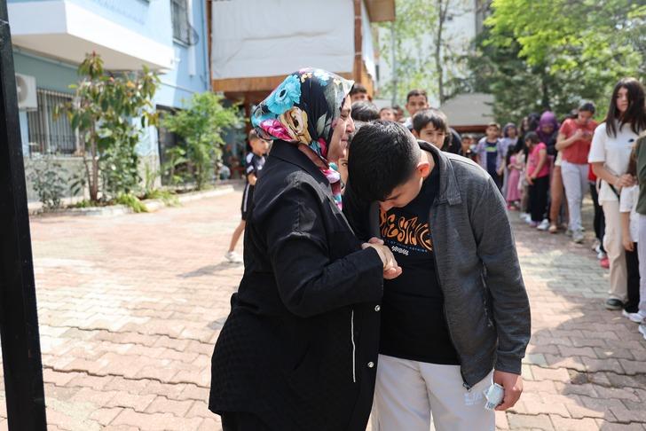 Bayram harçlığı kuyruğu! Duyan evinin önüne geldi... Yaklaşık 400 çocuk!  G5