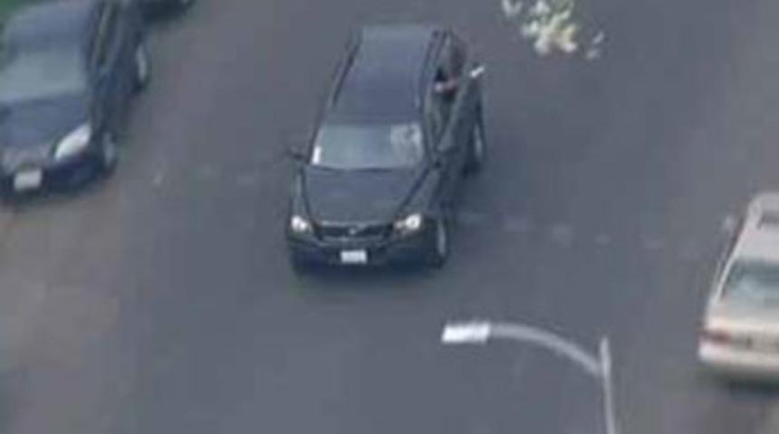 Banka soyguncuları para saçarak kaçtı