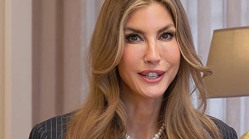 Dudakları dile düşmüştü! Çağla Şikel sezonu mayolu pozla açtı