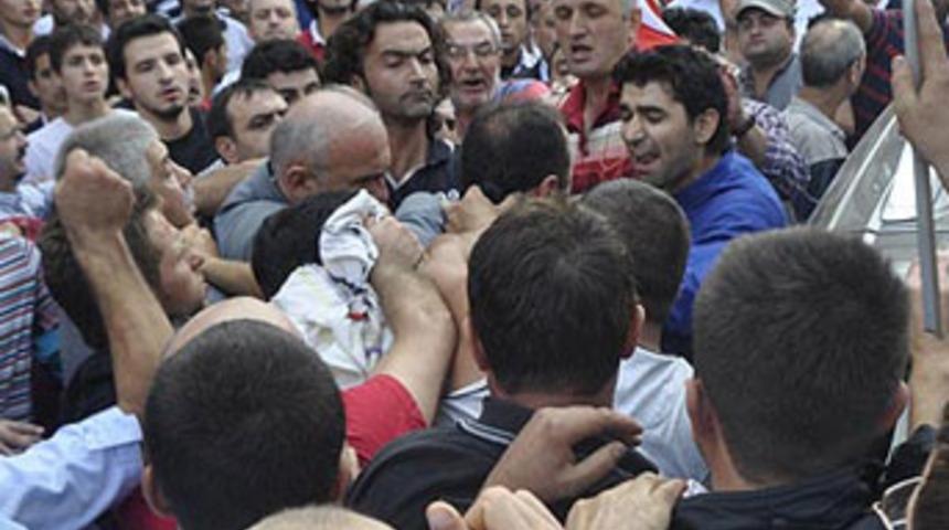 Şehit cenazesinde Başkan&rsquo;a yumruk