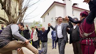 Horon tepip bayramlaşan İmamoğlu iddialı konuştu: Hizmette beni geçecek adam doğmadı kardeşim!