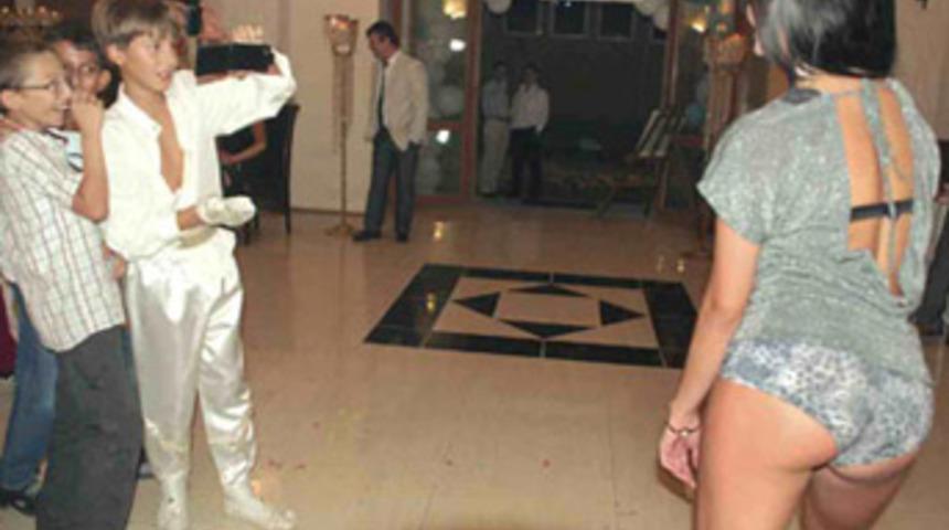 Erkekliğe ilk adımı revü kızlarıyla attı