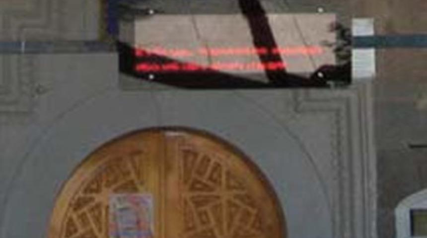 Cami girişindeki yazı tepki &ccedil;ekti