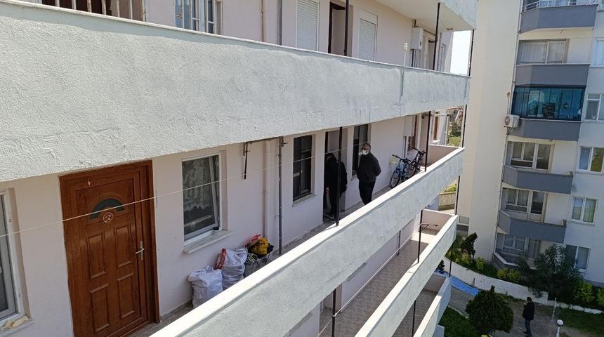 Camdaki sinekler ve kötü koku acı olayı ortaya çıkardı! Tatil sitesinde çürümeye başlamış 2 erkek cesedi bulundu