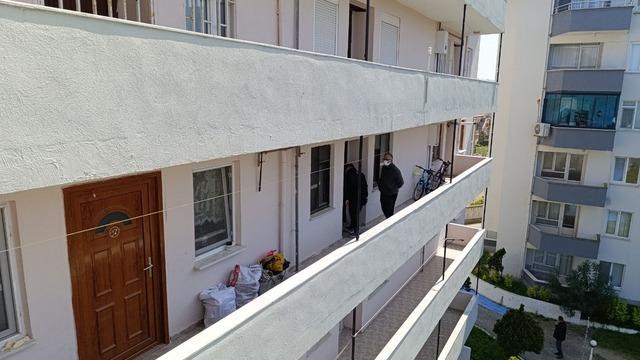 Camdaki sinekler ve kötü koku acı olayı ortaya çıkardı! Tatil sitesinde çürümeye başlamış 2 erkek cesedi bulundu