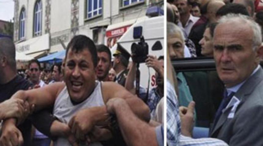 Şehit cenazesinde Belediye başkanı d&ouml;vd&uuml;ler