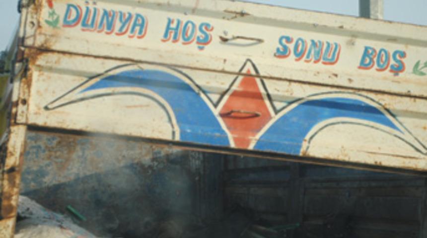 Cesetlerin taşındığı kamyondaki ibretlik yazı