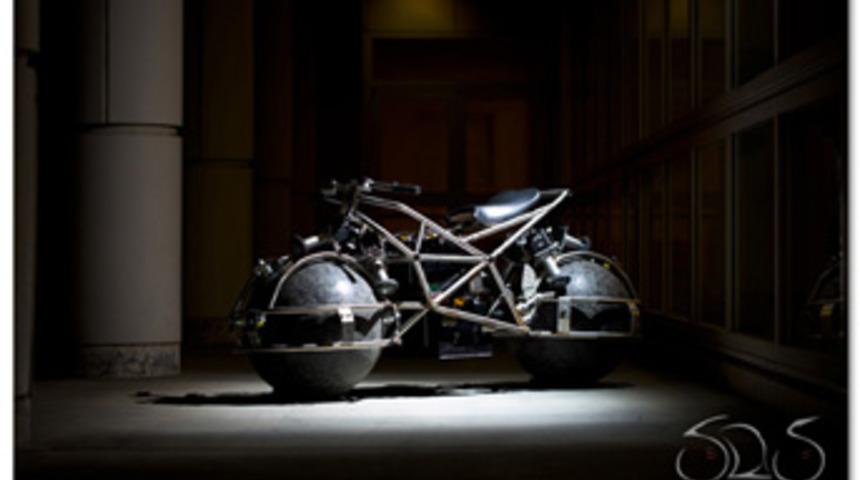 Bu Motosikletin Tekerlekleri Yok!