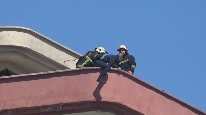 Ağır hasarlı binanın çatısında intihar girişimi! Uzun uğraşlar sonucu ikna edildi