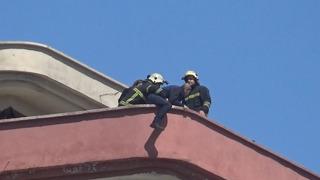 Ağır hasarlı binanın çatısında intihar girişimi! Uzun uğraşlar sonucu ikna edildi