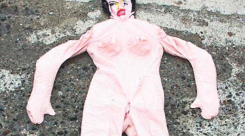 Denizdeki şişme kadını ceset sandılar