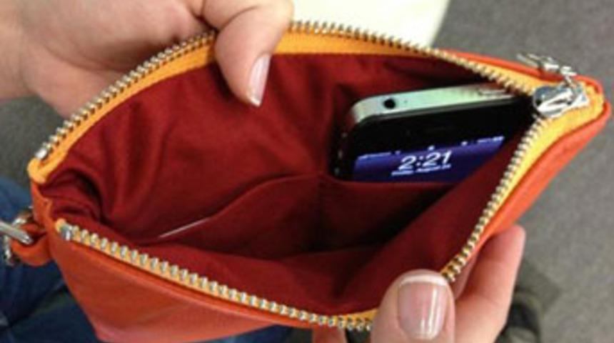 Akıllı c&uuml;zdan ile iPhone&rsquo;u kablosuz şarj edin