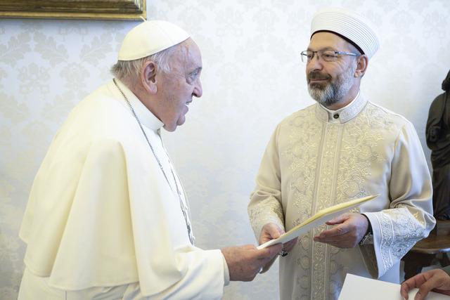 AA-20240413-34258592-34258591-DIYANET_ISLERI_BASKANI_ERBAS_VATIKANDA_PAPA_FRANCISCUS_ILE_GORUSTU