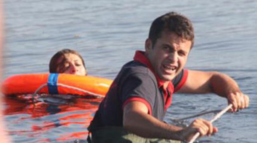 İntihar edecekti ama &ccedil;amura saplandı!