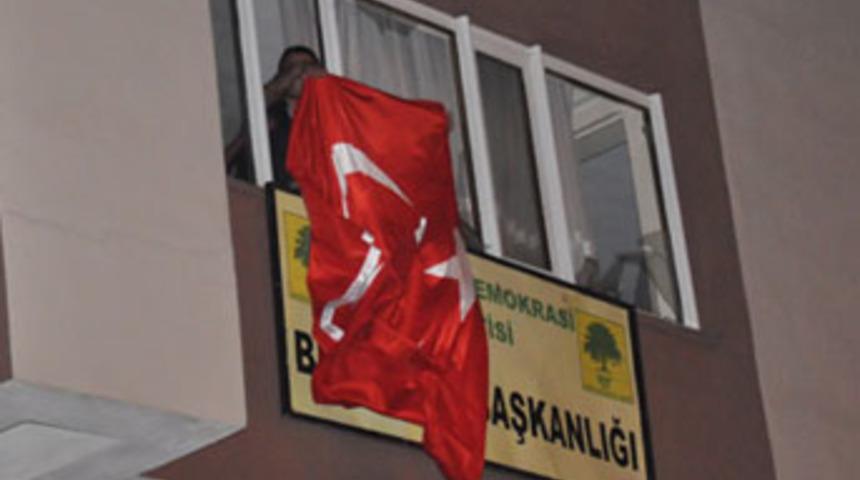 BDP binasına T&uuml;rk bayrağı astılar