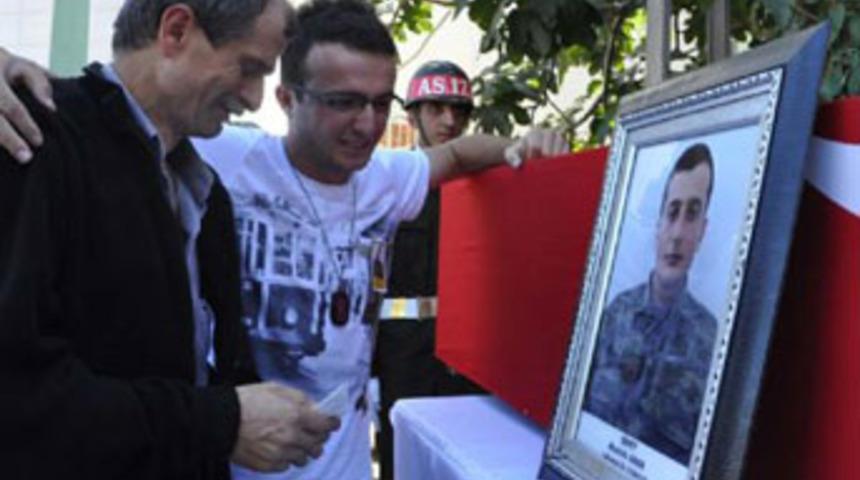 Şehidi &ouml;z ve &uuml;vey babası birlikte uğurladı