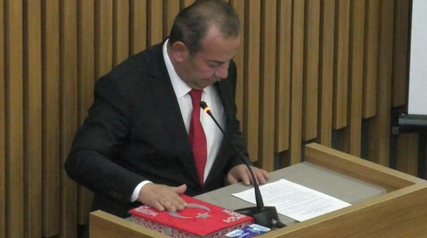 CHP’li Tanju Özcan, Kur’an-ı Kerim’e el basıp yemin ederek görevine başladı