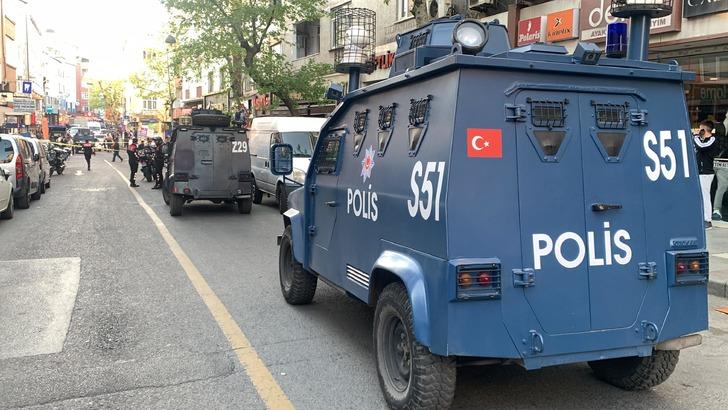 Beyoğlu'nda silahlı saldırı: 1 ölü, 4 yaralı! Çok sayıda polis ekibi sevk edildi