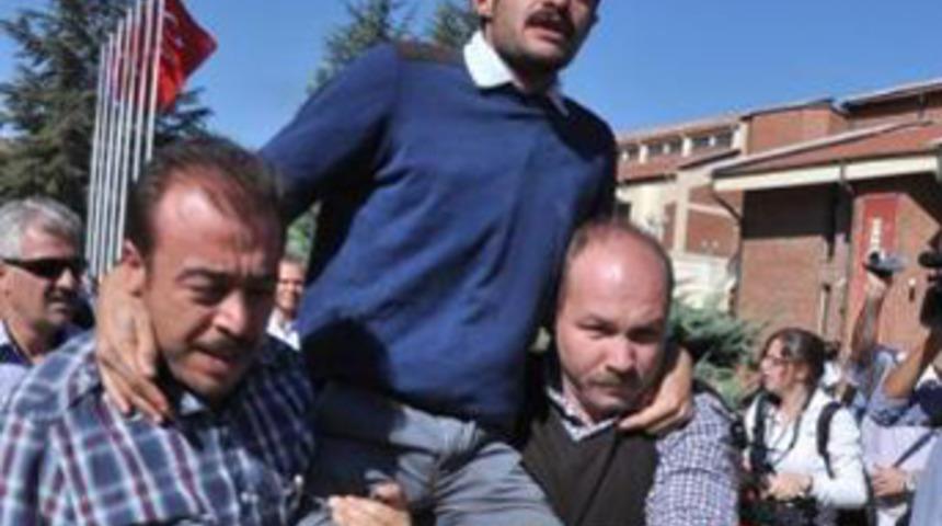 Protestocu &ouml;ğrenci polislerin omuzlarında