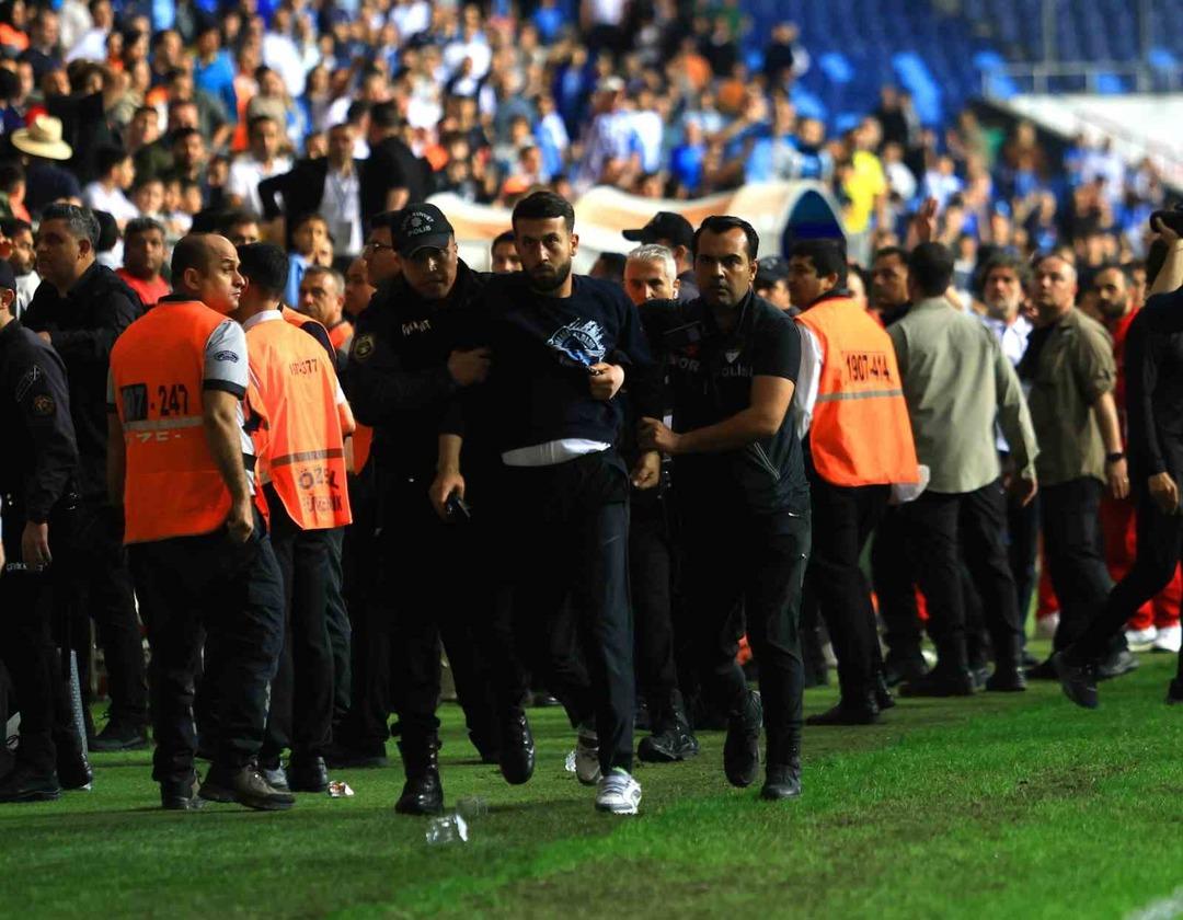 Süper Lig'de ortalık yine karıştı! Adana Demirspor - Kayserispor maçı savaş alanına döndü 1080xauto