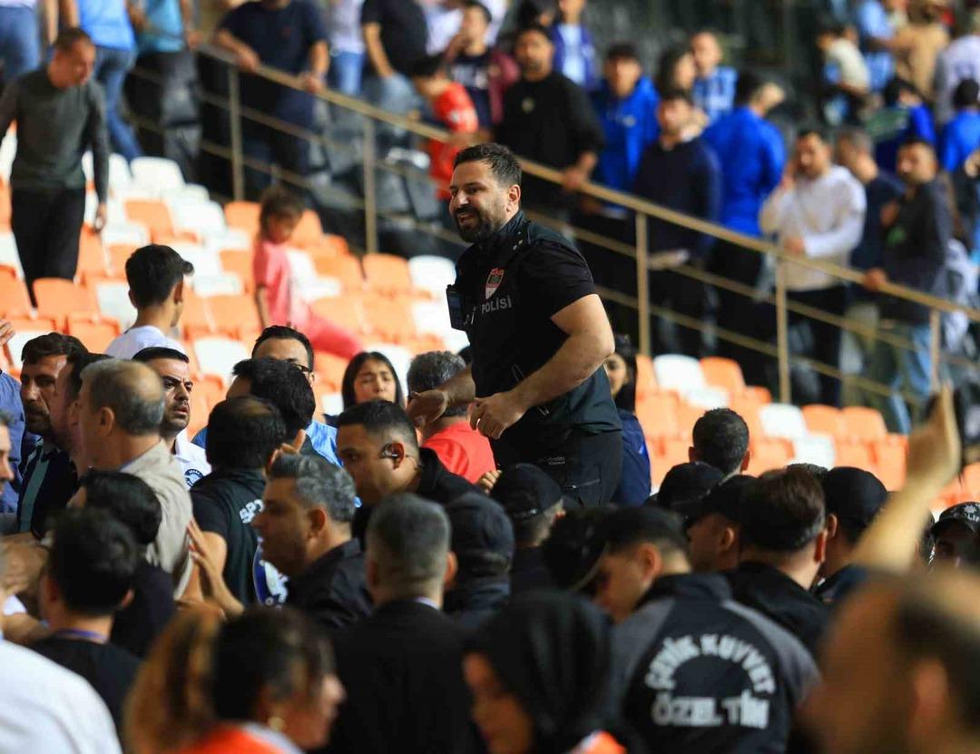Süper Lig'de ortalık yine karıştı! Adana Demirspor - Kayserispor maçı savaş alanına döndü 1080xauto