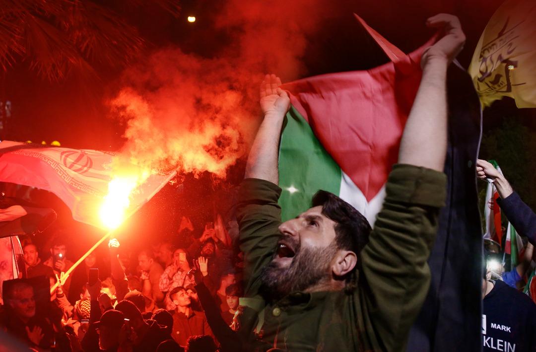 İran'ın İsrail'e saldırısı sonrası Tahran'da kutlama! Filistin ve İran bayraklarıyla sokaklara &ccedil;ıktılar